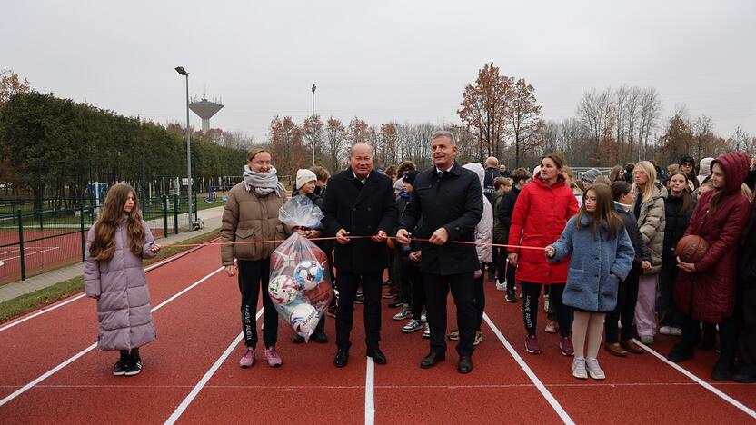 Šventė: perkirpus simbolinę juostelę, visi šventės dalyviai apėjo stadiono atidarymo garbės ratą.