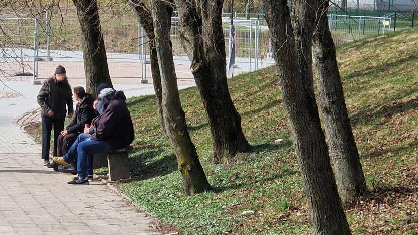 Pastebi: atšilus Neringos kvartale, priešais vaikų žaidimų aikštelę, renkasi įvairūs asmenys, kai kurie jų nevengia ir išgerti.