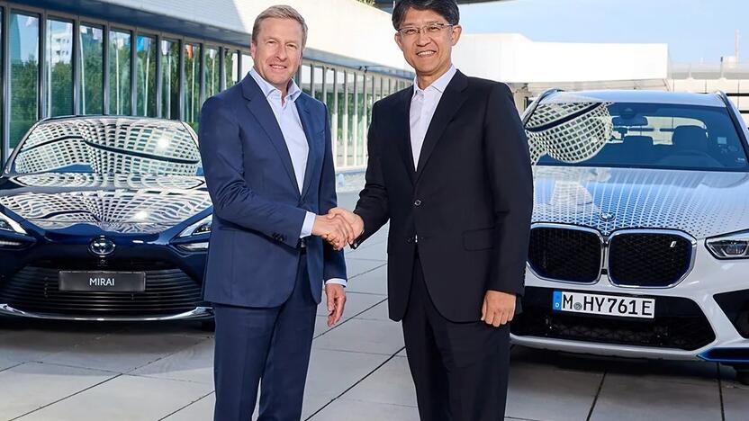  Partneriai: BMW vadovas Oliveris Zipse (kairėje) ir vienas „Toyota“ strategų Koji Sato suderino bendrus projektus.